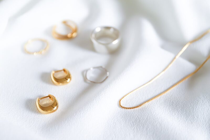 ピアスや時計など金属製のアクセサリー